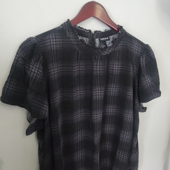 Torrid black plaid keyhole blouse short sleeve top stretch ruffle neck size 1 - Picture 2 of 8